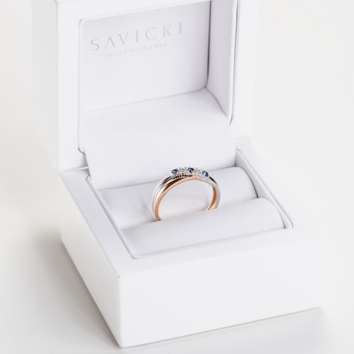 Pierścionek SAVICKI: dwukolorowe złoto, niebieskie szafiry, diamenty